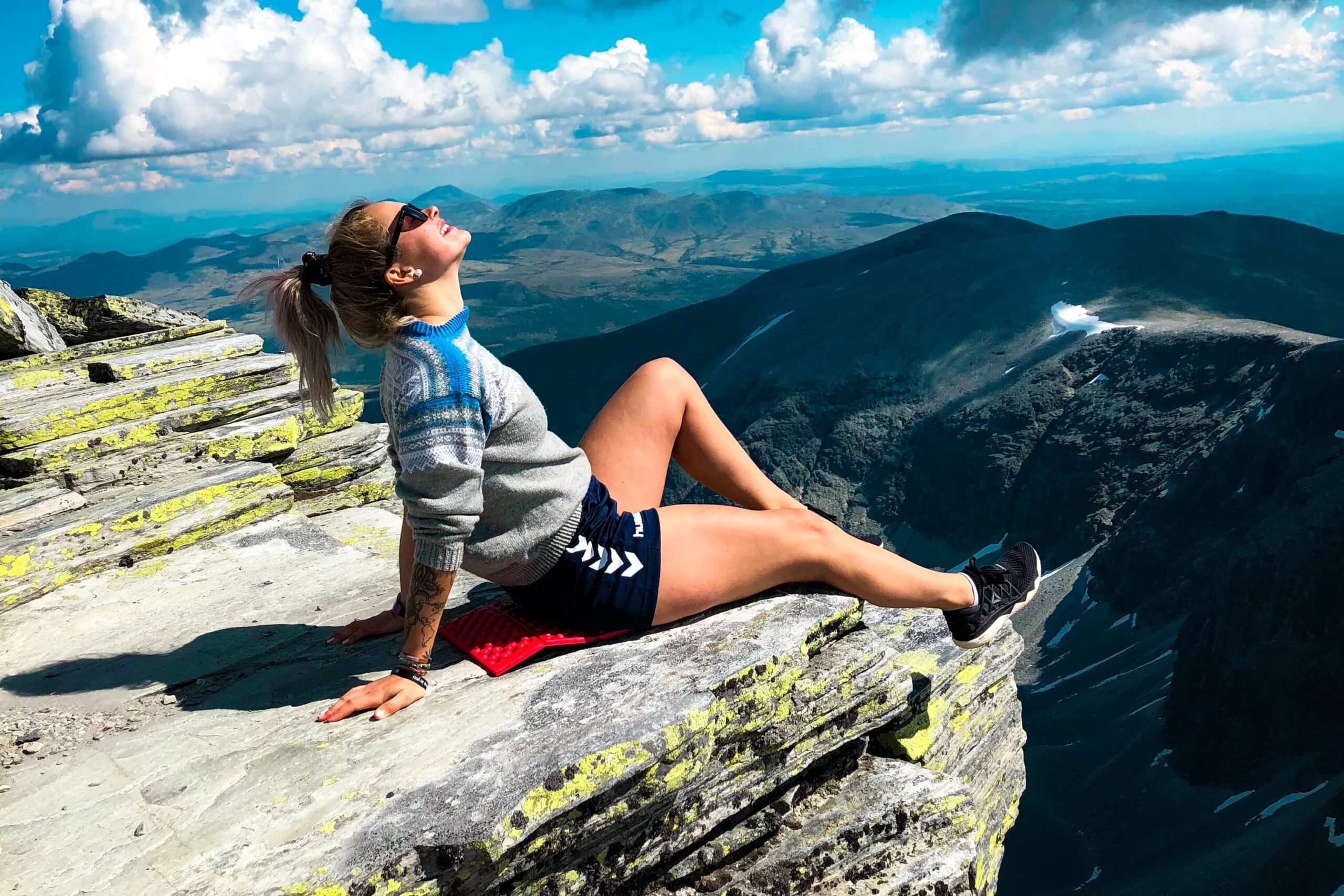 Dame Pa Fjelltopp Med Briller Edited Scaled