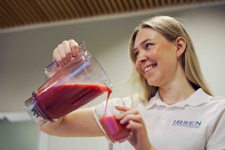 eline heller smothie ser til siden og smiler 2