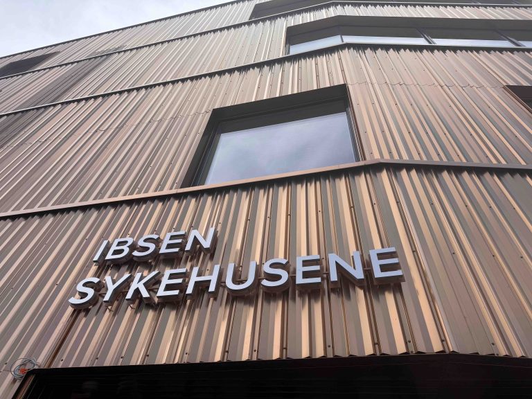 Nytt fasadeskilt ved inngangen til IbsenSykehusene Gardermoen på Gardermoen Campus