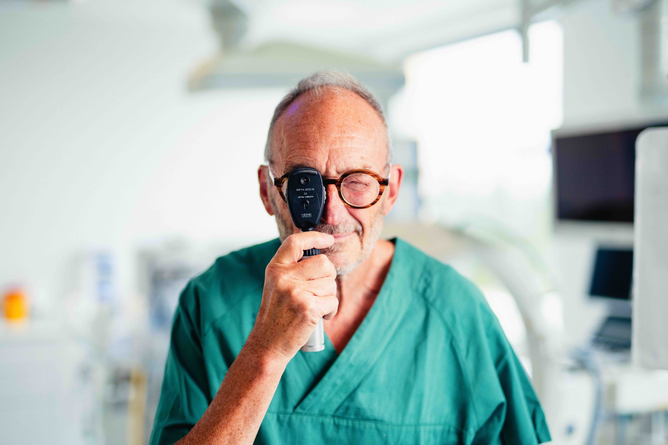 Møt det kirurgiske teamet Oyelege I Gront Scaled