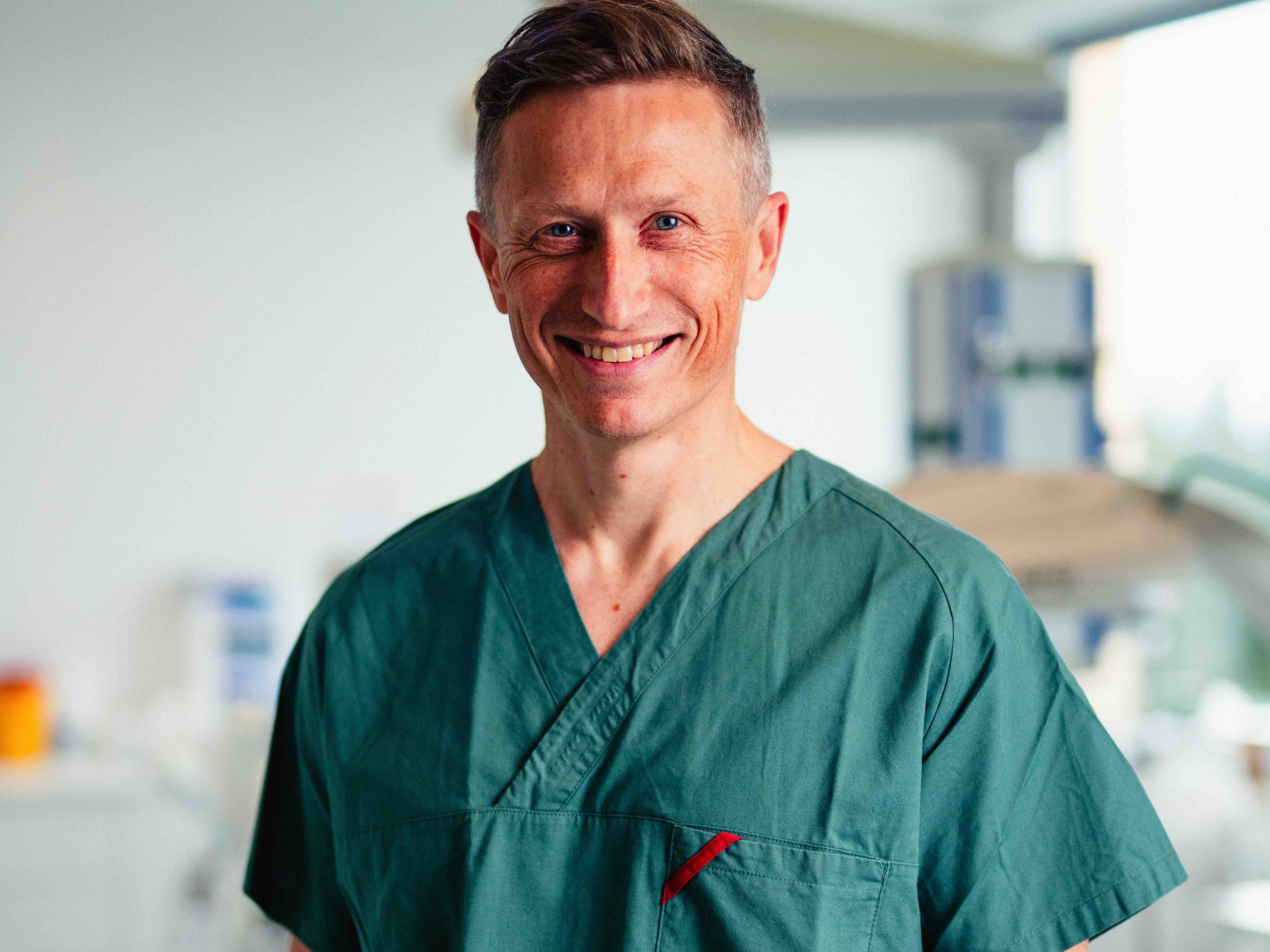 Møt det kirurgiske teamet Simen Oskal Portrett Ortopedi Edited Scaled